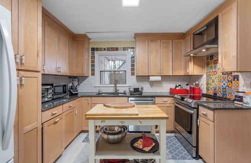 Durham Casa | Vibrant & Spacious Family Home Near Downtown