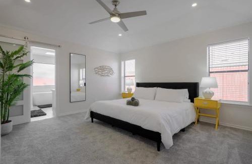 Richardson Casa | Vibrant Spacious Home w Private Pool and Jacuzzi