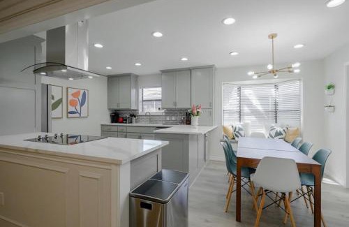 Richardson Casa | Vibrant Spacious Home w Private Pool and Jacuzzi