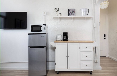 Westlake Apartamento | Vibrant Studio Retreat Near DTLA Attractions!
