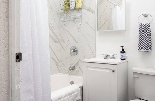 Westlake Apartamento | Vibrant Studio Retreat Near DTLA Attractions!
