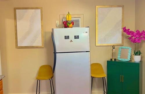 Saint Anthony Apartamento | Vibrant Studio, WiFi, Free Park- Walk to UNO, 2mi to city park, 4mi FrenchMarket