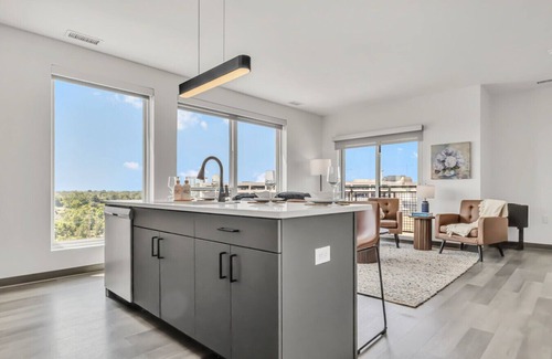 University Circle Apartamento | Vibrant & Sunny 2BR | Cleveland Clinic
