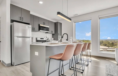 University Circle Apartamento | Vibrant & Sunny 2BR | Cleveland Clinic