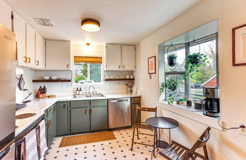 Central Tacoma Casa | Vibrant Tacoma Retreat, Near Point Defiance Park!