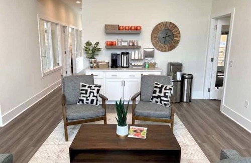 Clemson Casa | Vibrant Townhome with Gym +Work Desk