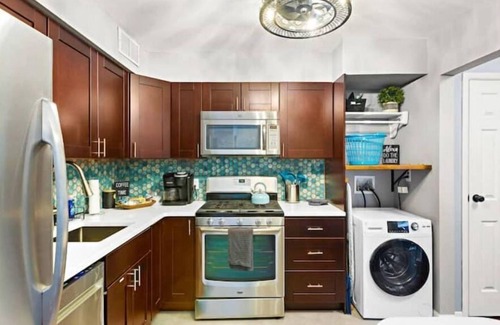 Bayonne Apartamento | Vibrant Tribal Oasis-9 mi to NYC