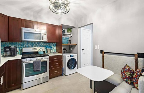 Bayonne Apartamento | Vibrant Tribal Oasis-9 mi to NYC
