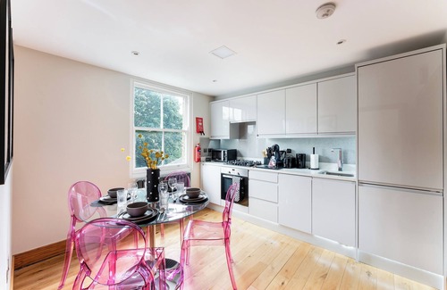 East Walworth Casa | Vibrant Urban Escape, Family Friendly - Sleeps 8!
