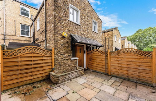 East Walworth Casa | Vibrant Urban Escape, Family Friendly - Sleeps 8!