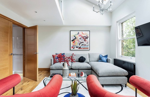 East Walworth Casa | Vibrant Urban Escape, Family Friendly - Sleeps 8!