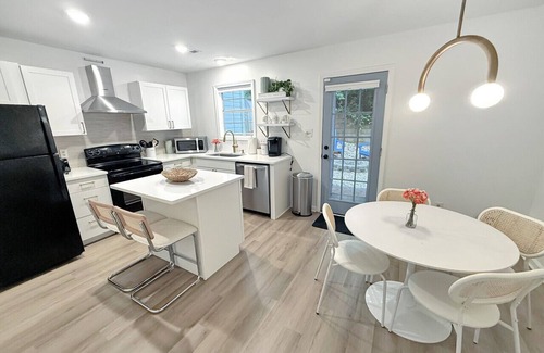 North Raleigh Casa | Vibrant Villa Green - 2 King Beds Pets Park Nearby