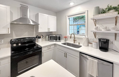 North Raleigh Casa | Vibrant Villa Green - 2 King Beds Pets Park Nearby