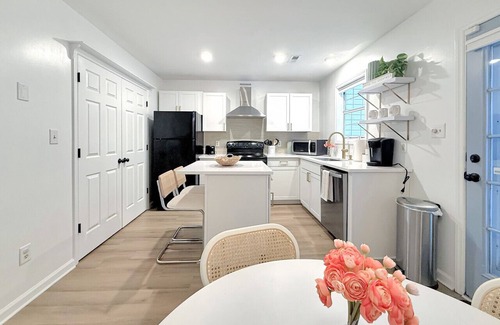 North Raleigh Casa | Vibrant Villa Green - 2 King Beds Pets Park Nearby