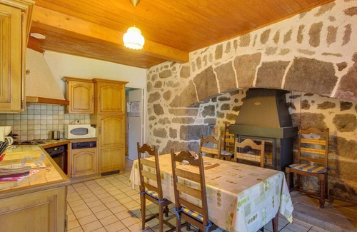 Vic-sur-Cere Casa | Casa en Vic-sur-Cère con Balcón