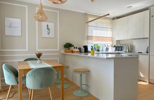 Uxbridge North Apartamento | Vick's house with parking and EV chrgr