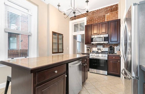 Benton Park Casa | Victor · Elegant 3 Story Historic Rmdl *Sleeps 18* - Pets