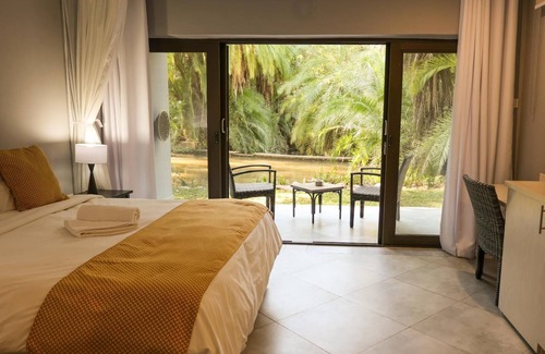 Livingstone Cabina | Victoria Falls Waterfront