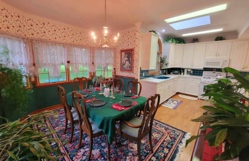 Elma Apartamento | Victoria House luxurious country feel. Close to Buffalo Bills stadium.