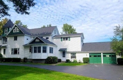 Elma Apartamento | Victoria House luxurious country feel. Close to Buffalo Bills stadium.