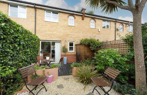 Victoria Casa | Victoria Park 2 Bedroom House w/Garden & Parking