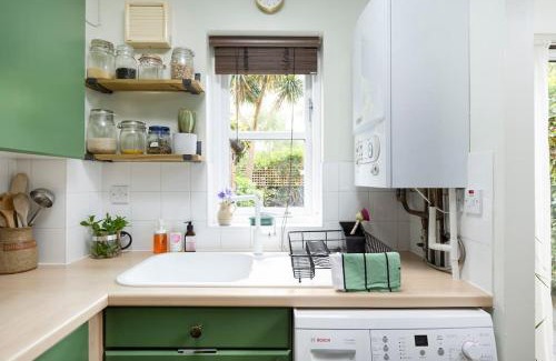 Victoria Casa | Victoria Park 2 Bedroom House w/Garden & Parking