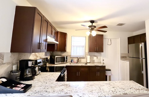 Poinciana Park Apartamento | Victoria's Den-Close to airport, Cruiseport, Whole Foods