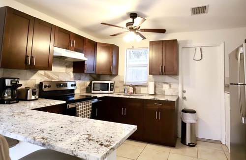 Poinciana Park Apartamento | Victoria's Den-Close to airport, Cruiseport, Whole Foods