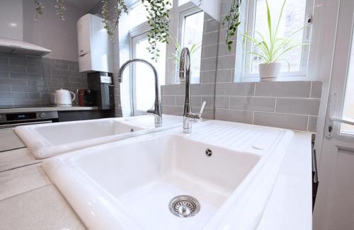 Walthamstow Apartamento | Victorian 2 Bedroom Flat, King Beds, Free WiFi, Near Shops & Transport, E17