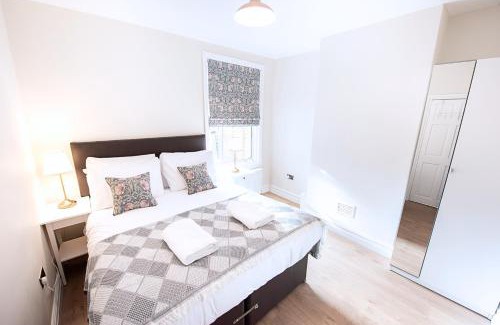 Walthamstow Apartamento | Victorian 2 Bedroom Flat, King Beds, Free WiFi, Near Shops & Transport, E17