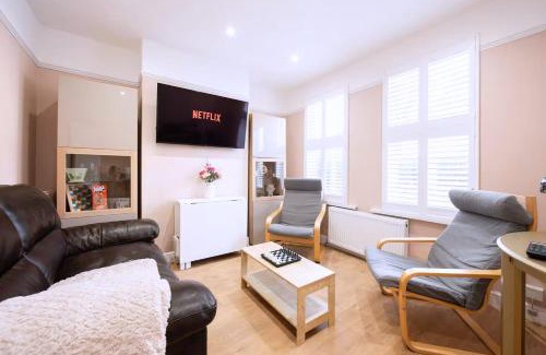 Walthamstow Apartamento | Victorian 2 Bedroom Flat, King Beds, Free WiFi, Near Shops & Transport, E17