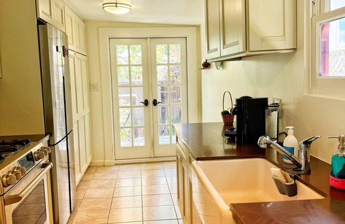 Belmont Heights Casa | Victorian Bungalow: 2 bd + parking + private garden