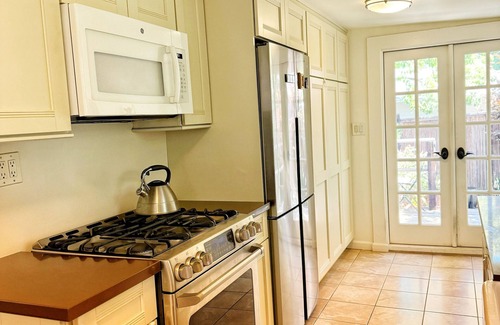 Belmont Heights Casa | Victorian Bungalow: 2 bd + parking + private garden