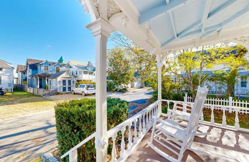 Oak Bluffs Casa | Victorian by the Sea