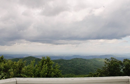 Chalet Village Chalet De Esquí | CHALET victoriano con vistas a Gatlinburg, tiene capacidad para 7.