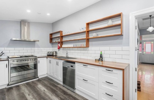 Ballarat Cabaña | Victorian Charm meets Modern Ease near Lake and CBD
