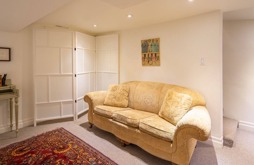 Trinity - Bellwoods Casa | Victorian Charm Meets Modern Luxury 4-Bedroom Trinity Bellwoods Haven Awaits!