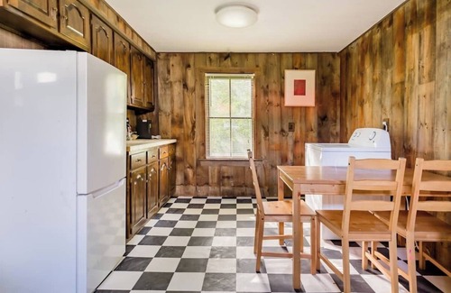 West Kill Casa | Victorian Charm meets Modern Luxury: Combined Houses with 6 Bedrooms, Sleeps 11