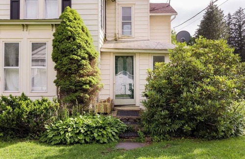 West Kill Casa | Victorian Charm meets Modern Luxury: Combined Houses with 6 Bedrooms, Sleeps 11
