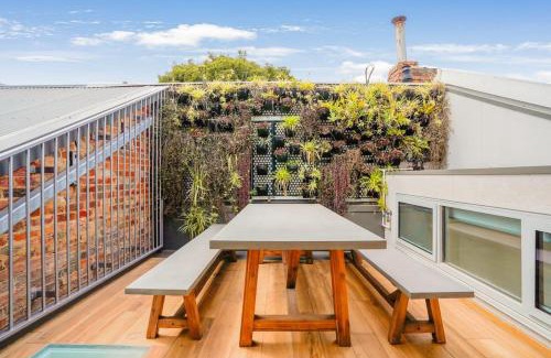 Carlton Casa | Victorian City-Fringe 3lvl Home @Carlton Lifestyle