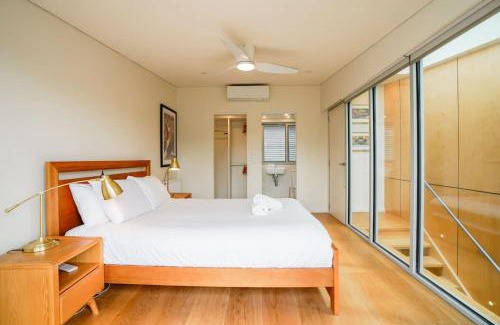 Carlton Casa | Victorian City-Fringe 3lvl Home @Carlton Lifestyle
