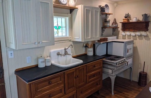 Granbury Cabaña | Victorian Cottage