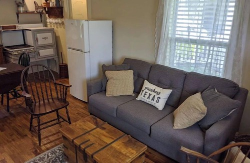 Granbury Cabaña | Victorian Cottage