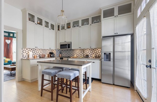 Crockett Casa | Victorian Home - 2bed 2.5baths, huge backyard, 30 mins to Napa & SF, Free Pets!