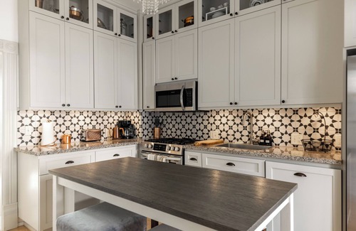 Crockett Casa | Victorian Home - 2bed 2.5baths, huge backyard, 30 mins to Napa & SF, Free Pets!
