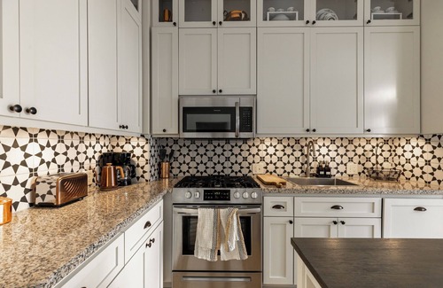 Crockett Casa | Victorian Home - 2bed 2.5baths, huge backyard, 30 mins to Napa & SF, Free Pets!