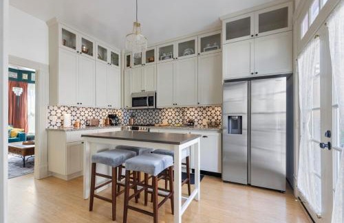 Crockett Casa | Victorian House-30 mins to Napa & SF, Free Pets!