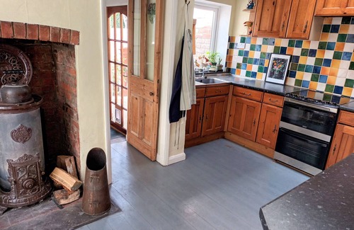 Swindon Casa | Victorian house in quiet street for 2 - 8. Garage, garden, great touring centre.