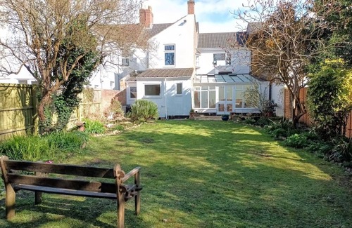 Swindon Casa | Victorian house in quiet street for 2 - 8. Garage, garden, great touring centre.