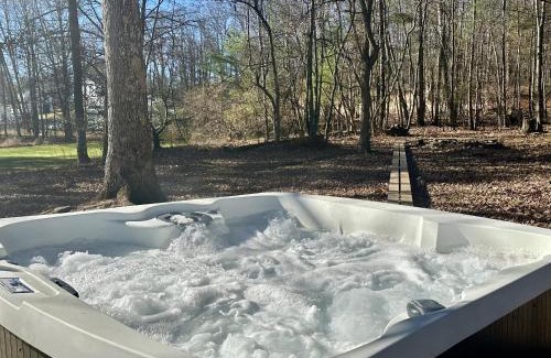 Lake Huntington Casa | Victorian Lake Oasis Hot Tub Private Lakefront